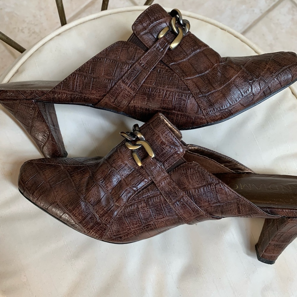 Andiamo brown leather clogs size 9